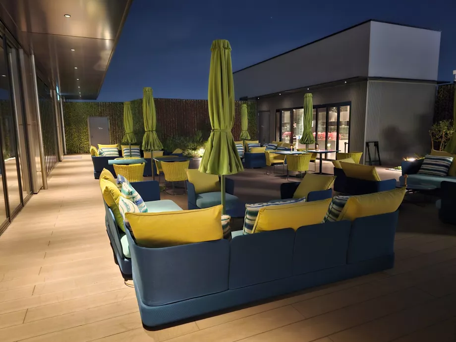 Galeri 11 adlı restoranın açık terası