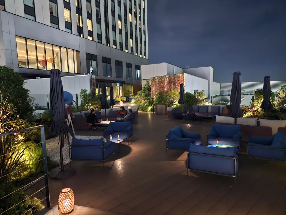 Galeri 11 adlı restoranın açık terası