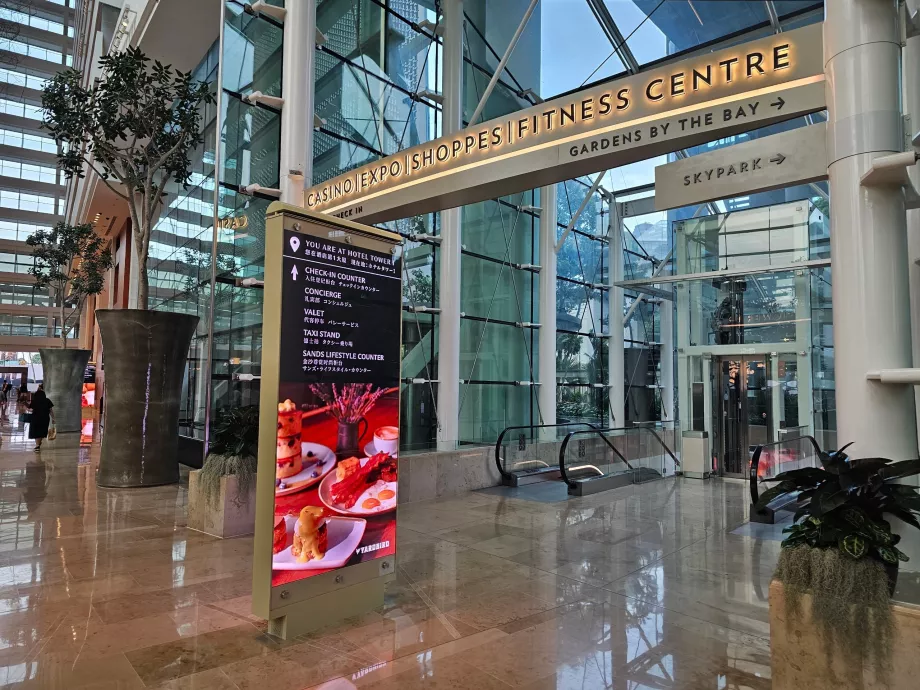 Otelden alışveriş merkezine giriş