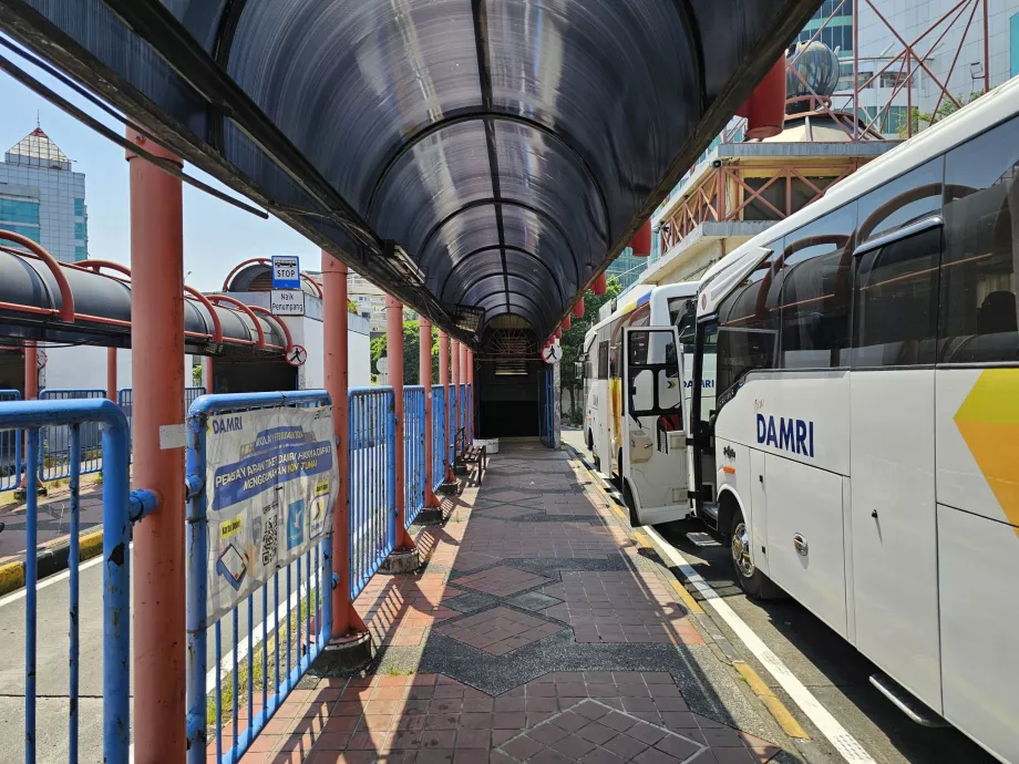 Havaalanı yönündeki otobüs durağı - M Blok (platform 6)