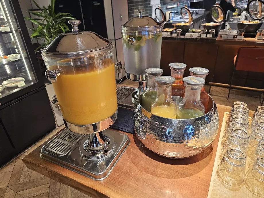 Kahvaltı - meyve suları ve su