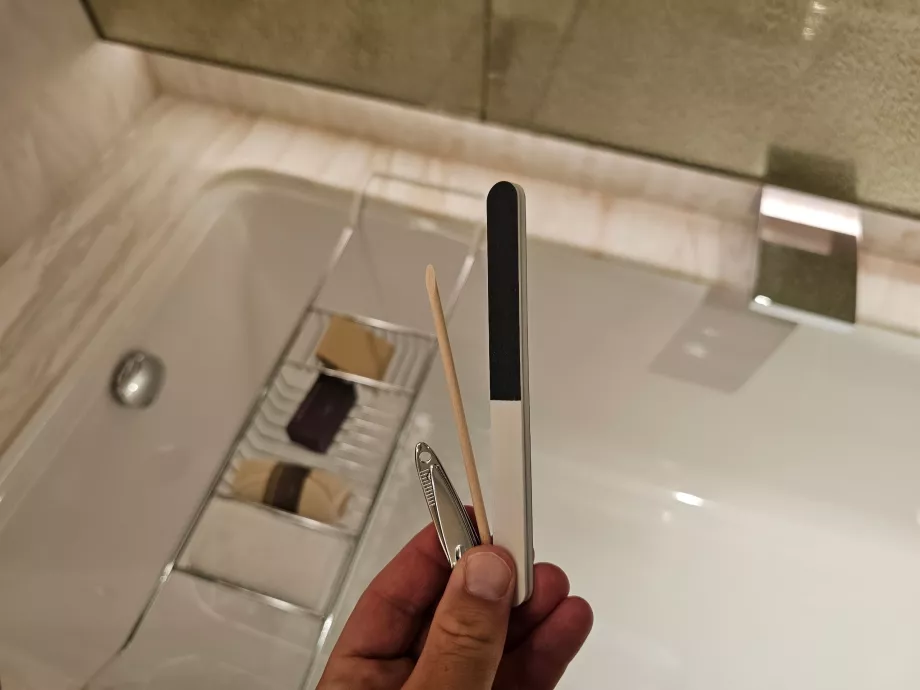 Tırnak törpüsü ve tırnak makası