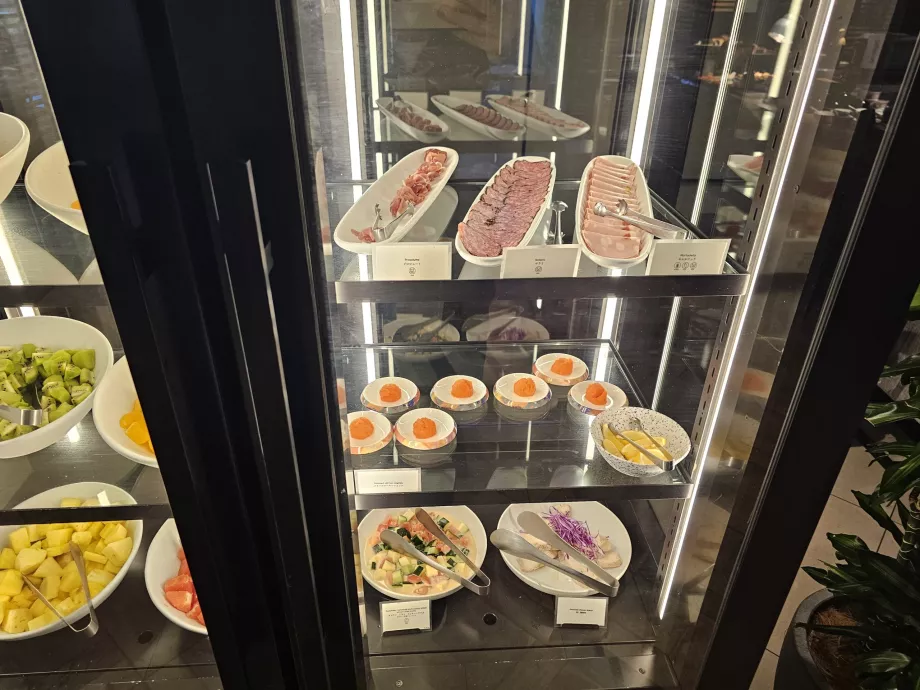 Kahvaltı - salatalar ve jambonlar