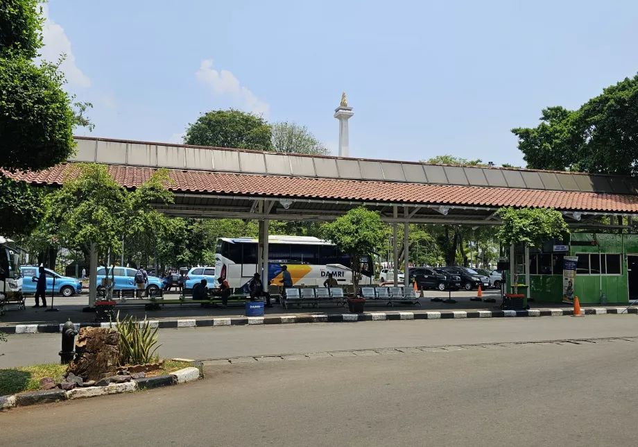 Gambir istasyonu yakınında DAMRI otobüs durağı