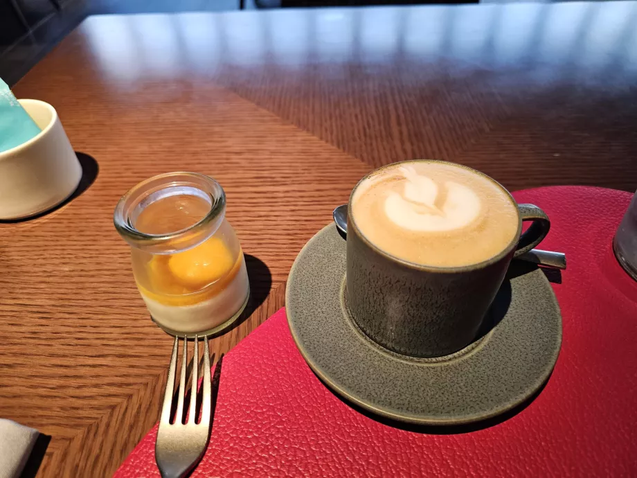 Kahvaltı - cappuccino ve yoğurt