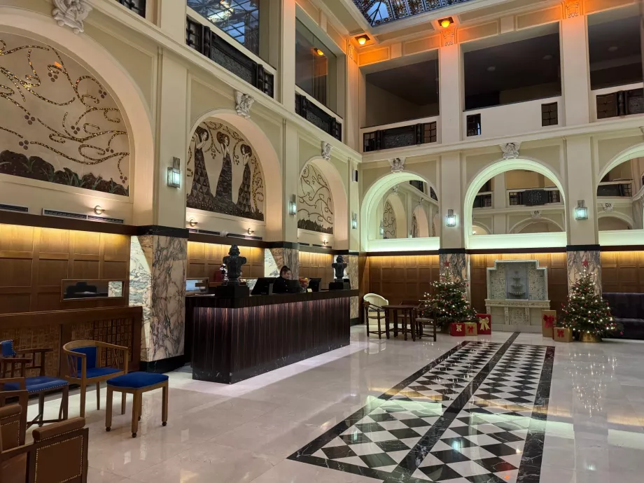 Otel lobisi ve resepsiyon