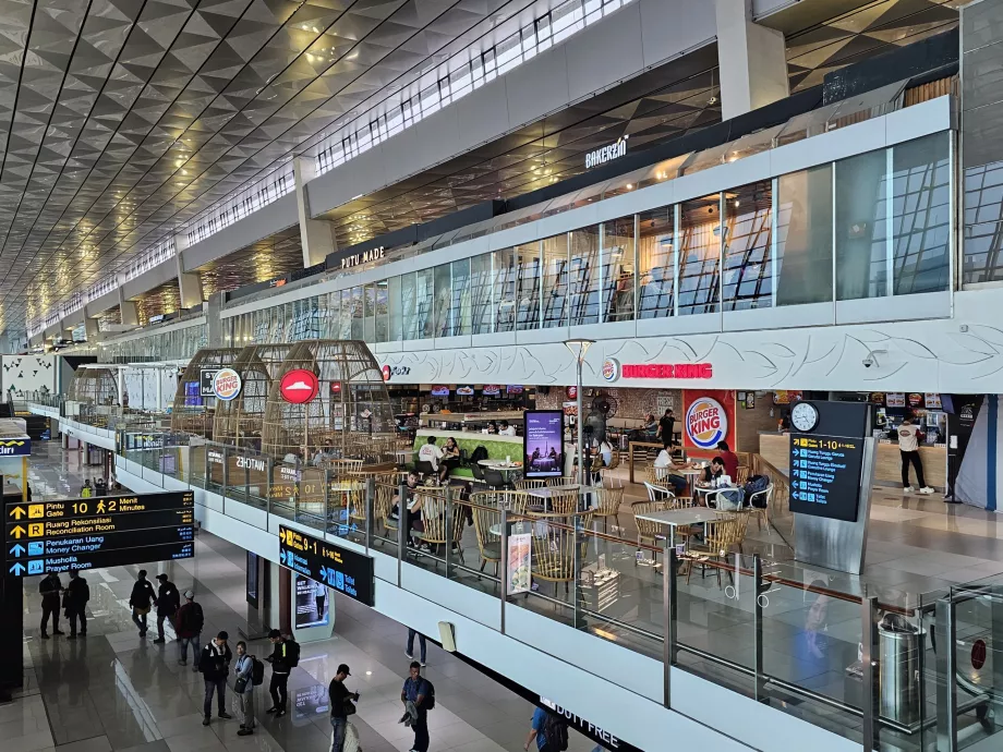 Terminal 3'teki transit alanda bulunan restoran