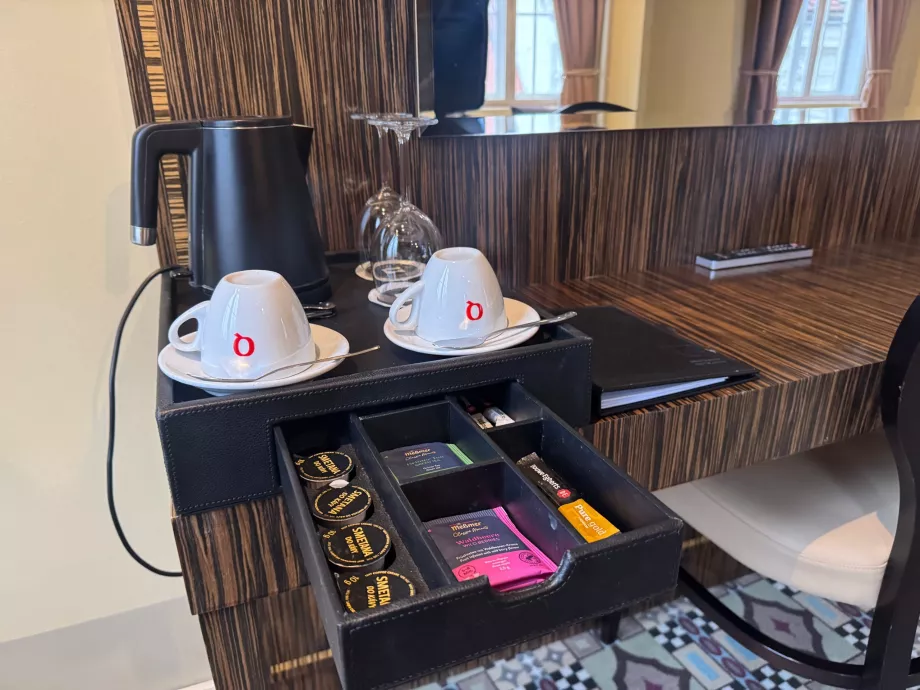 Elektrikli su ısıtıcısı ve çaylar