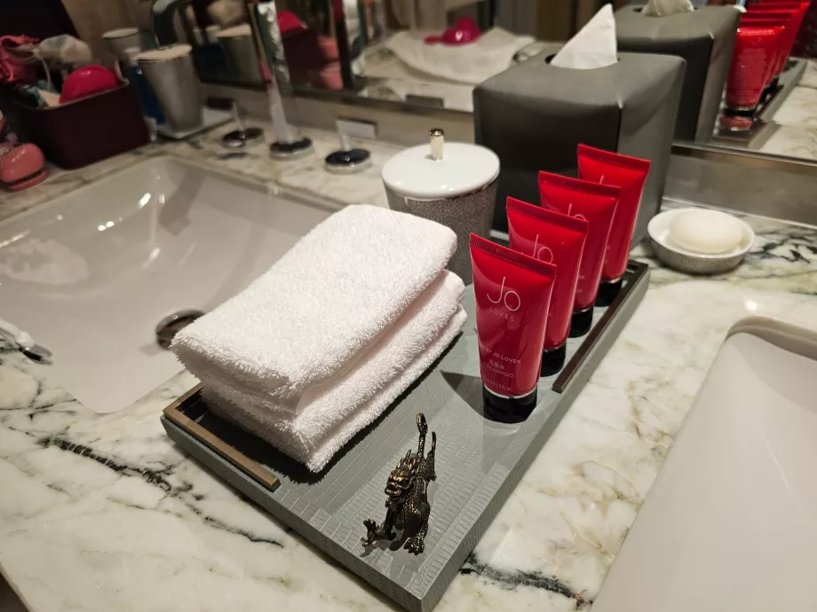 Jo'nun şampuanları ve kremleri odada