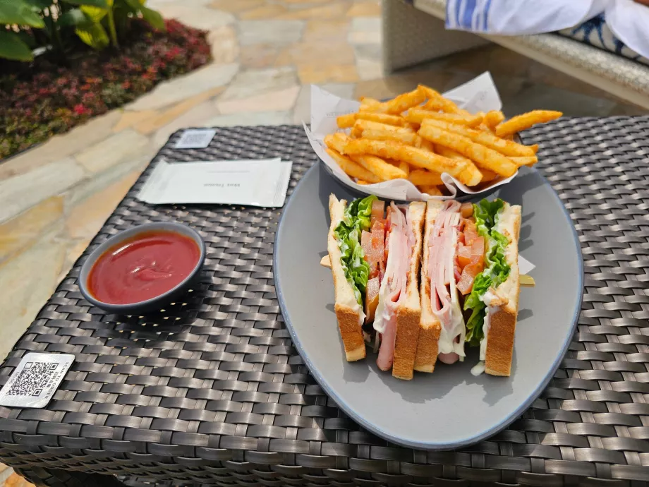 Otel havuzunun yanında atıştırmalık