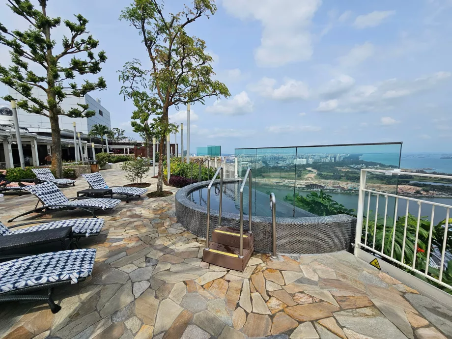 Çatıda sıcak küvet