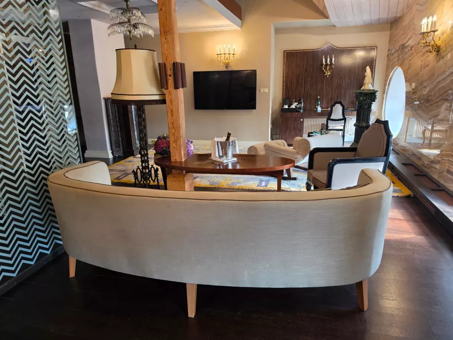 Onyx Tower Suite'teki oturma odası