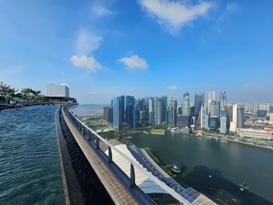 Marina Bay Sands çatı havuzundan görünüm