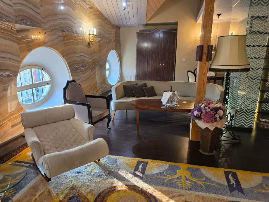 Onyx Tower Suite'teki oturma odası