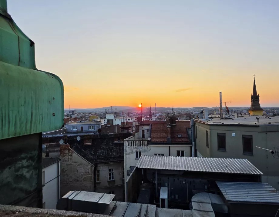 Kule balkonundan Brno'da güneşin doğuşu