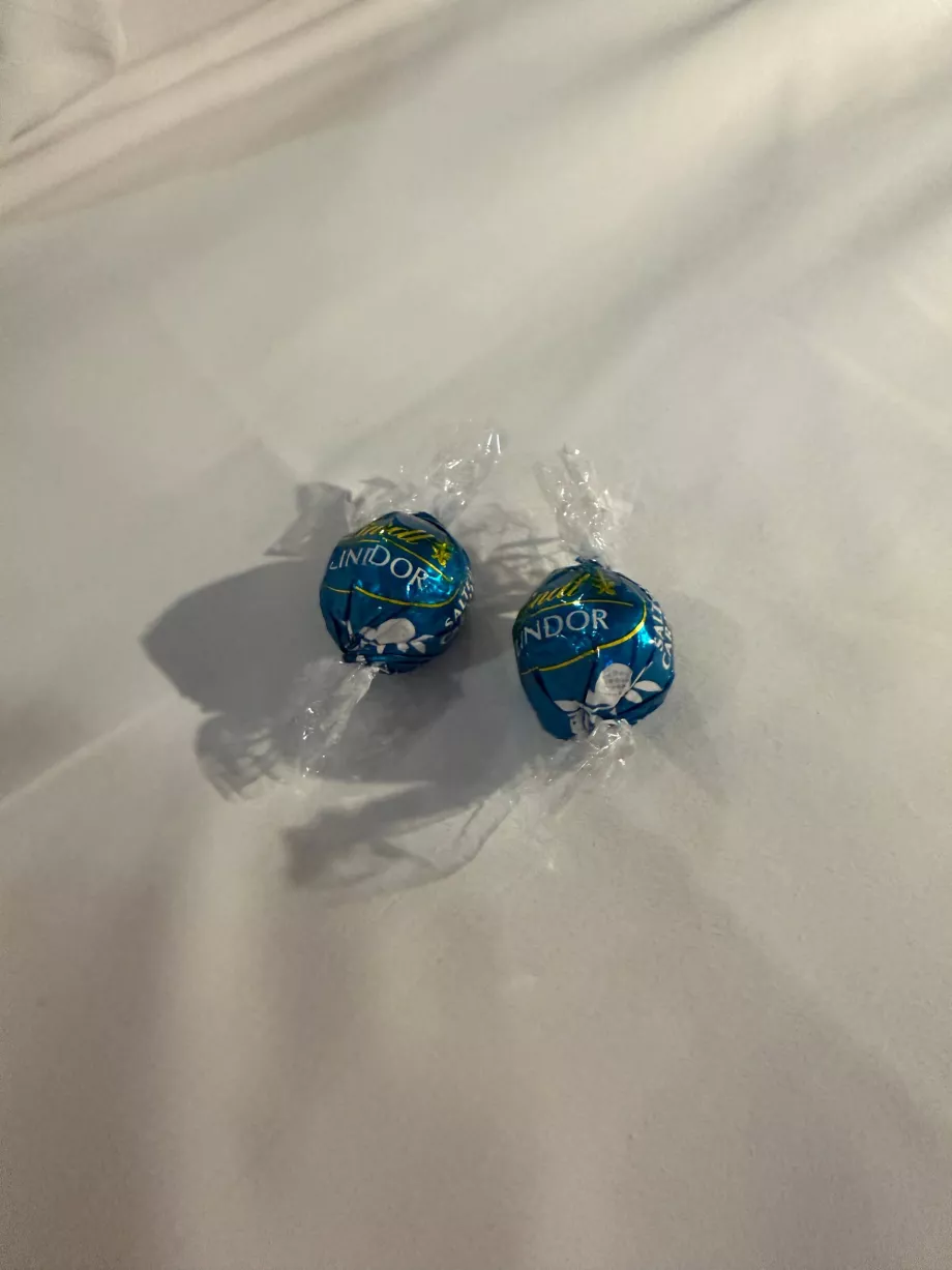 Akşam yemeğinde Lindor çikolataları servis edildi