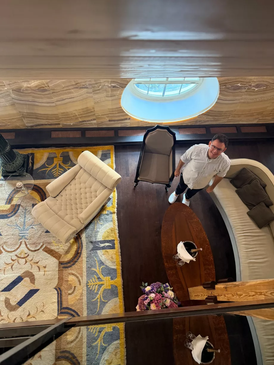 Onyx Tower Suite'in oturma odasında ben