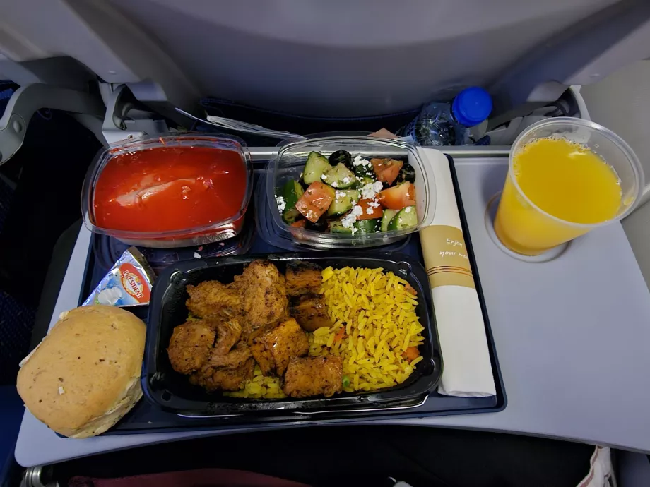 Uzun mesafeli bir uçuşta KLM'de akşam yemeği