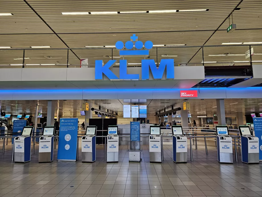 Amsterdam'daki KLM check-in kontuarları
