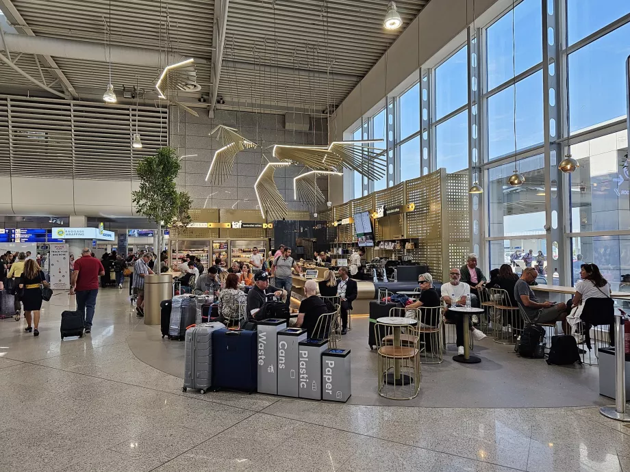 Check-in masalarındaki kafe