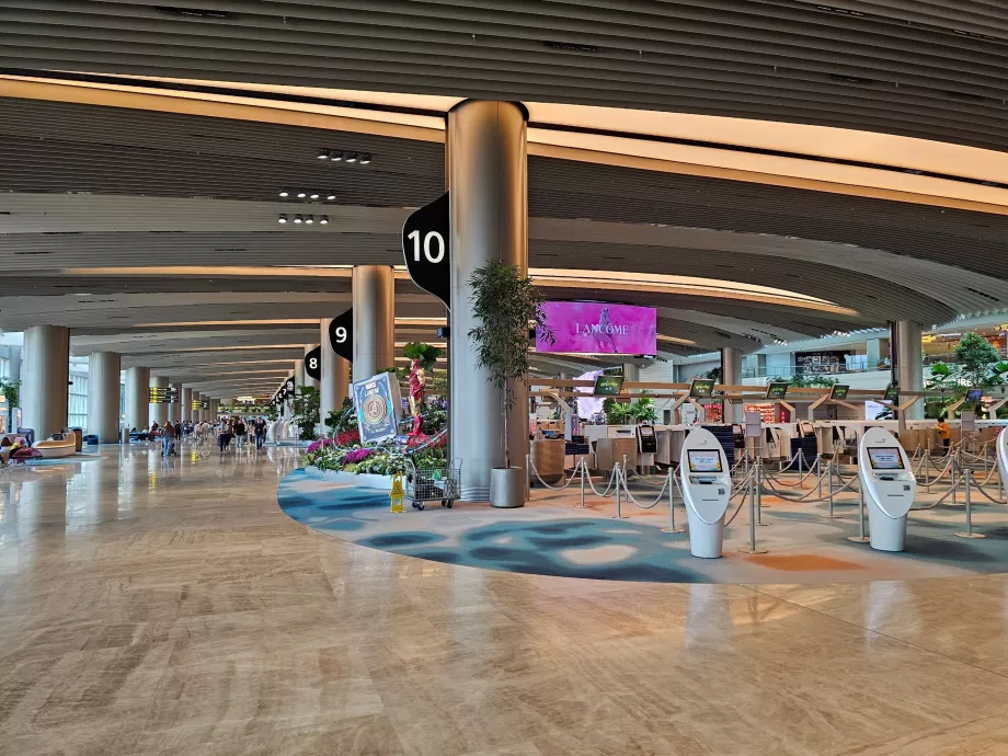 Terminal 2, check-in kontuarları