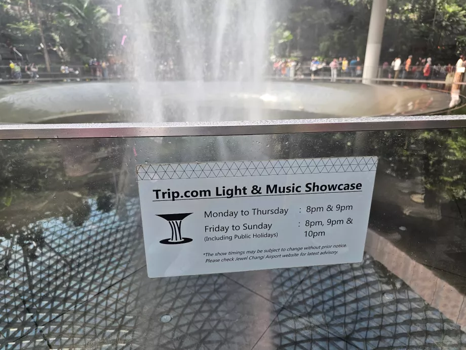 Jewel'deki şelalede ışık gösterisi saatleri