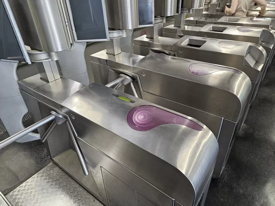 Satın alınan biletin bulunduğu telefonu mor okuyucuya takın