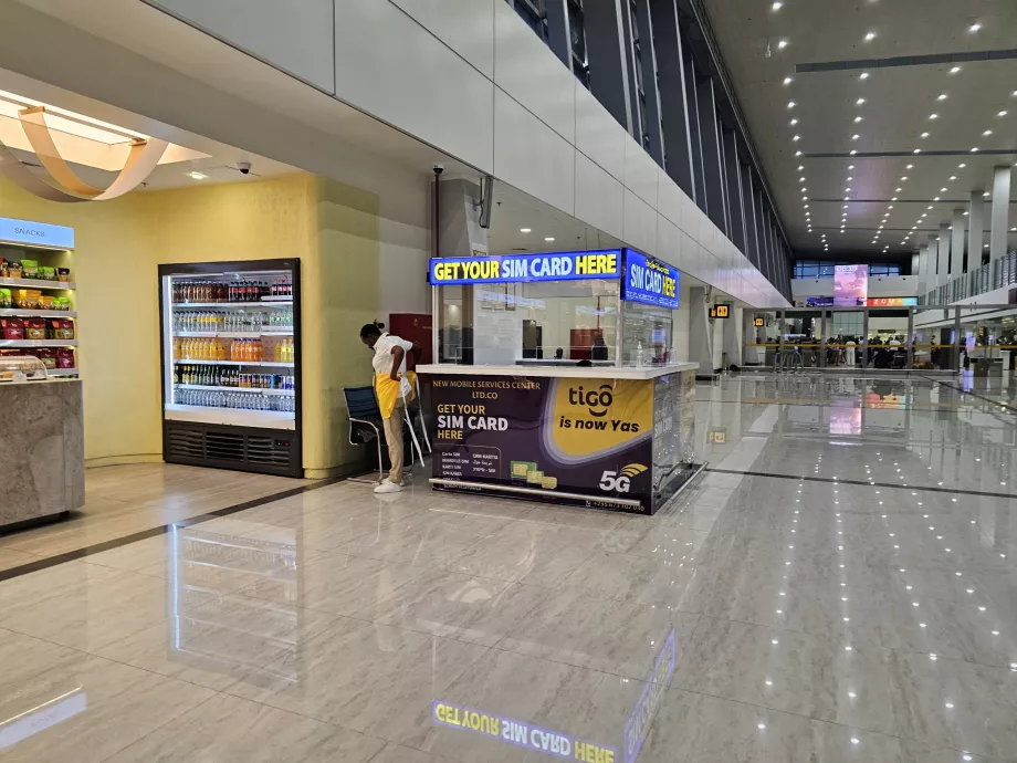 Uluslararası gelen yolcu salonundaki sim kart mağazası