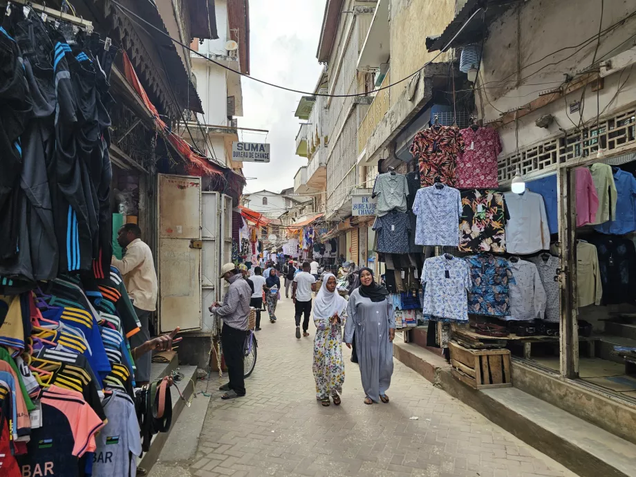 Darajani Çarşısı, satılık giysiler