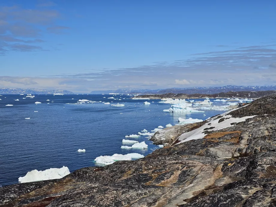 Ilulissat yakınlarındaki buz kütleleri, sarı patikadan görünüm