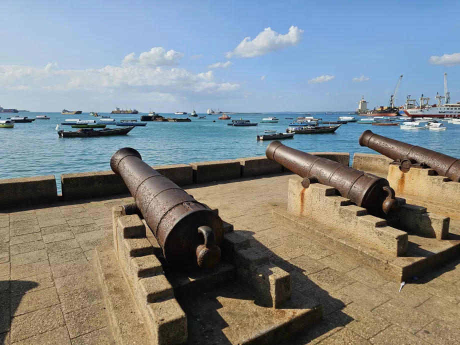 Forodhani gezinti yolundaki tarihi toplar