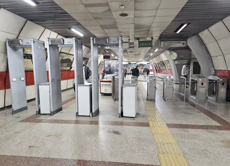Her metro istasyonunun girişinde güvenlik çerçeveleri