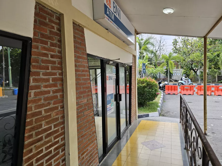 Gelen yolcu salonunun dışındaki ATM