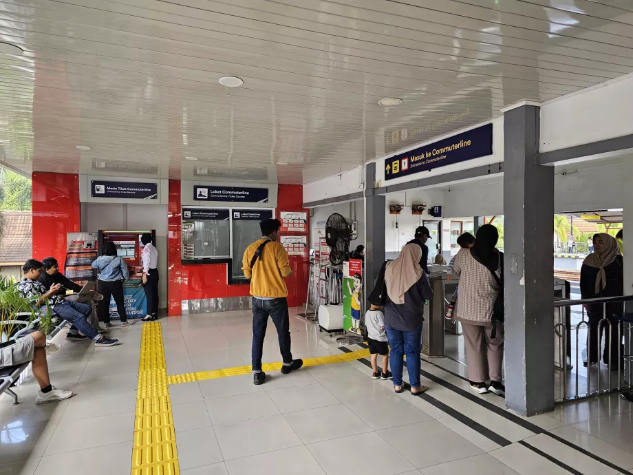 Tren istasyonundaki bilet gişesi ve bilet makineleri