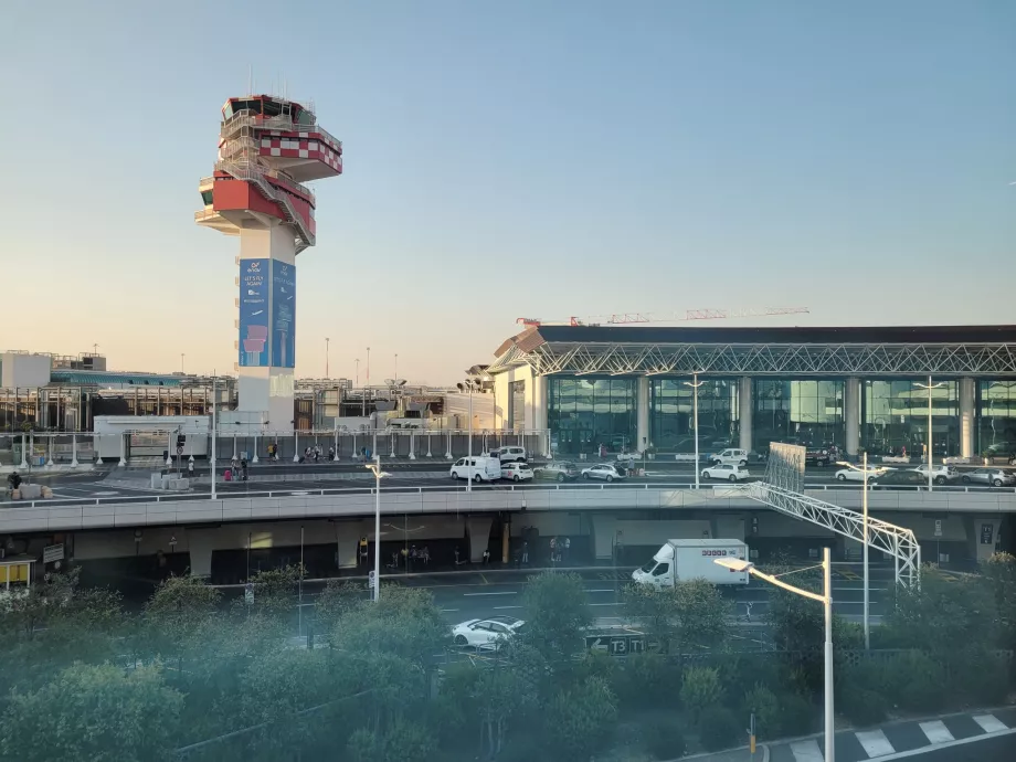 FCO havaalanındaki kontrol kulesi