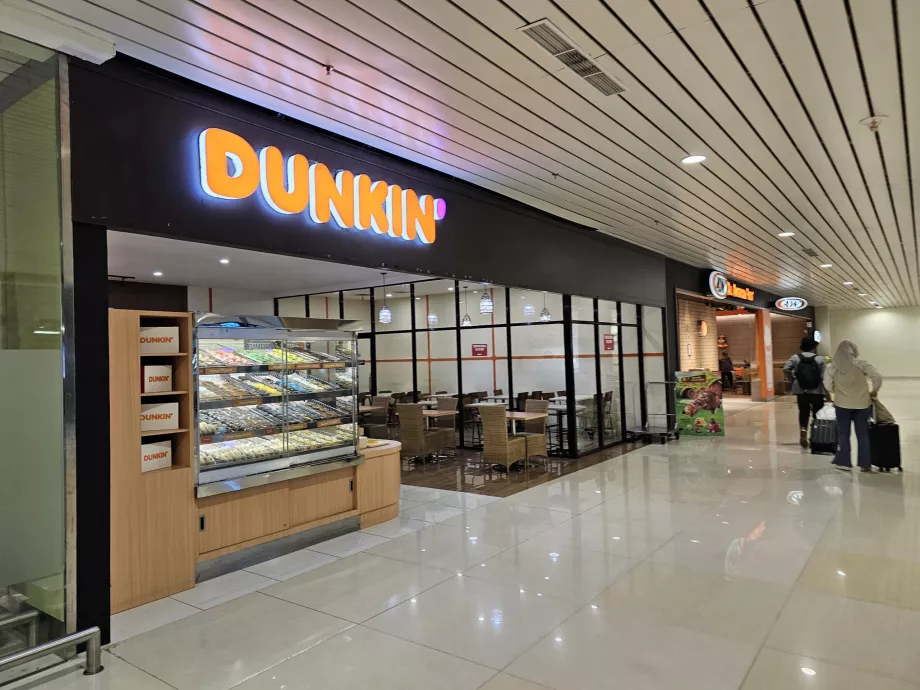 Gelen yolcu salonunun halka açık bölümünde restoran