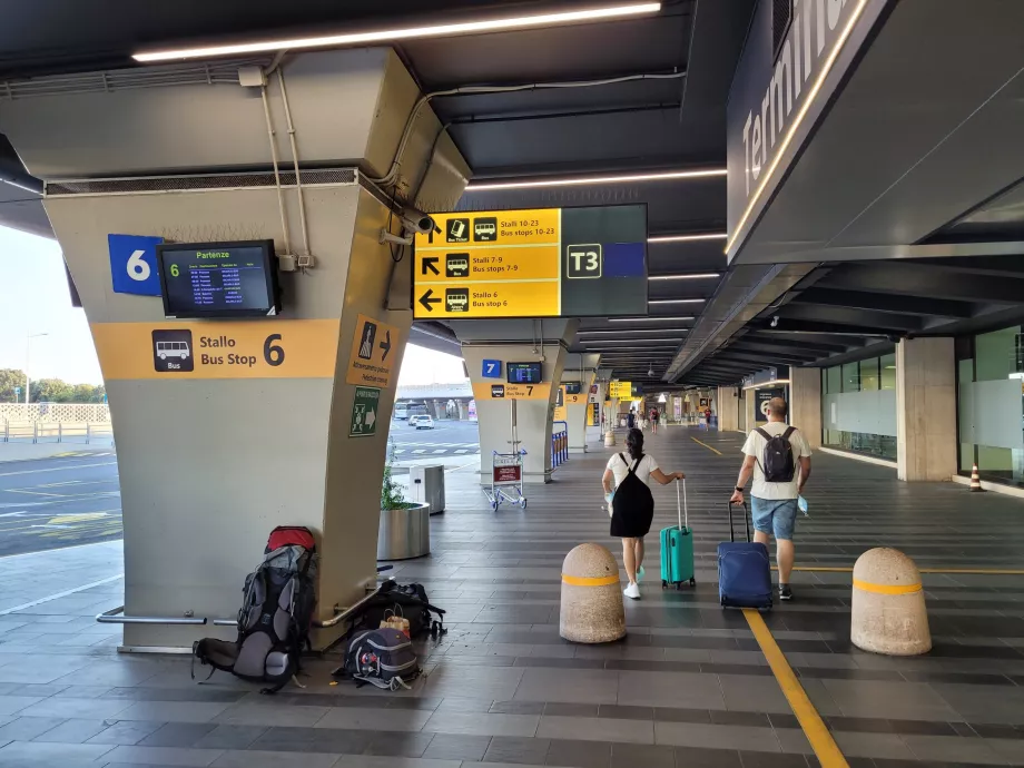 Ana otobüs terminali; Roma'ya giden seferler, terminalin en ucundaki 15 ve üzeri numaralı platformlardan kalkıyor.
