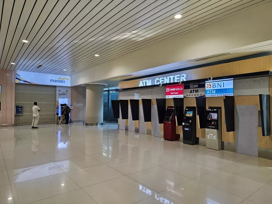 Gelen yolcu salonundaki ATM'ler