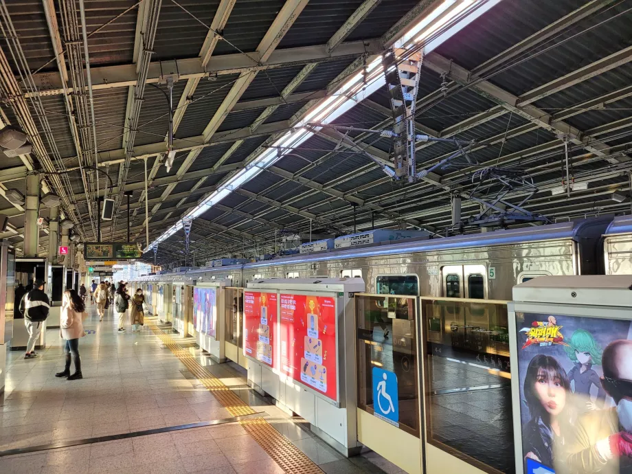 Seul metro istasyonundaki platform, Seul