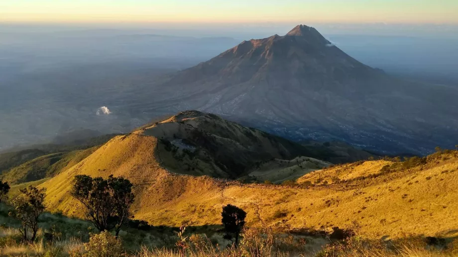 Merbabu Dağı'nın tepesinden Merapi yanardağına bakış