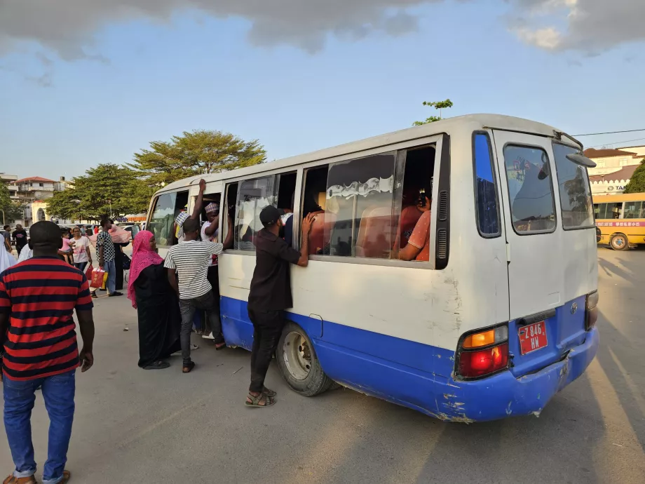 Kalabalık bir otobüs