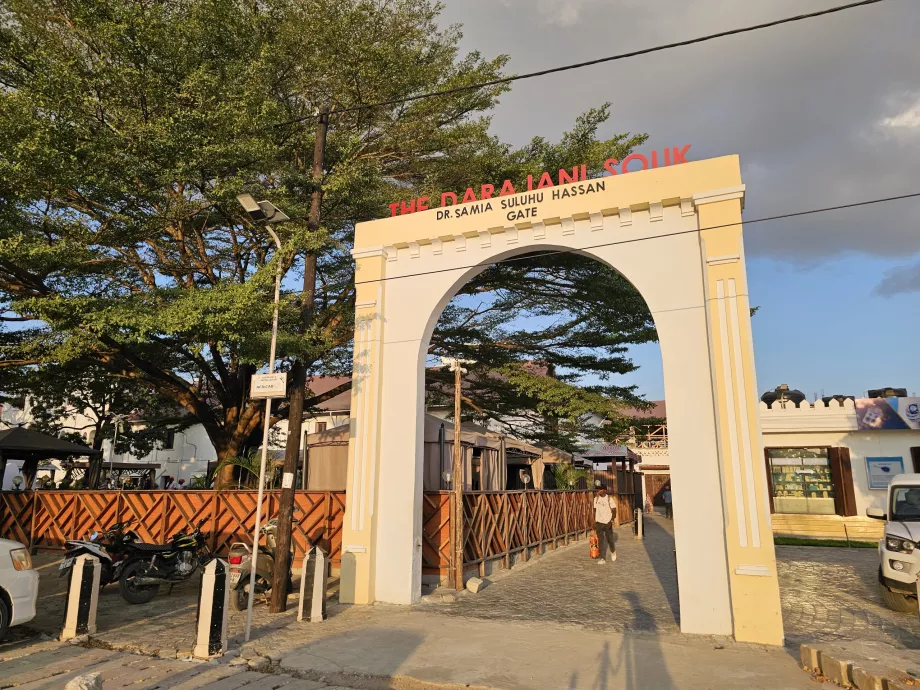 Darajani Souk'a açılan kapı