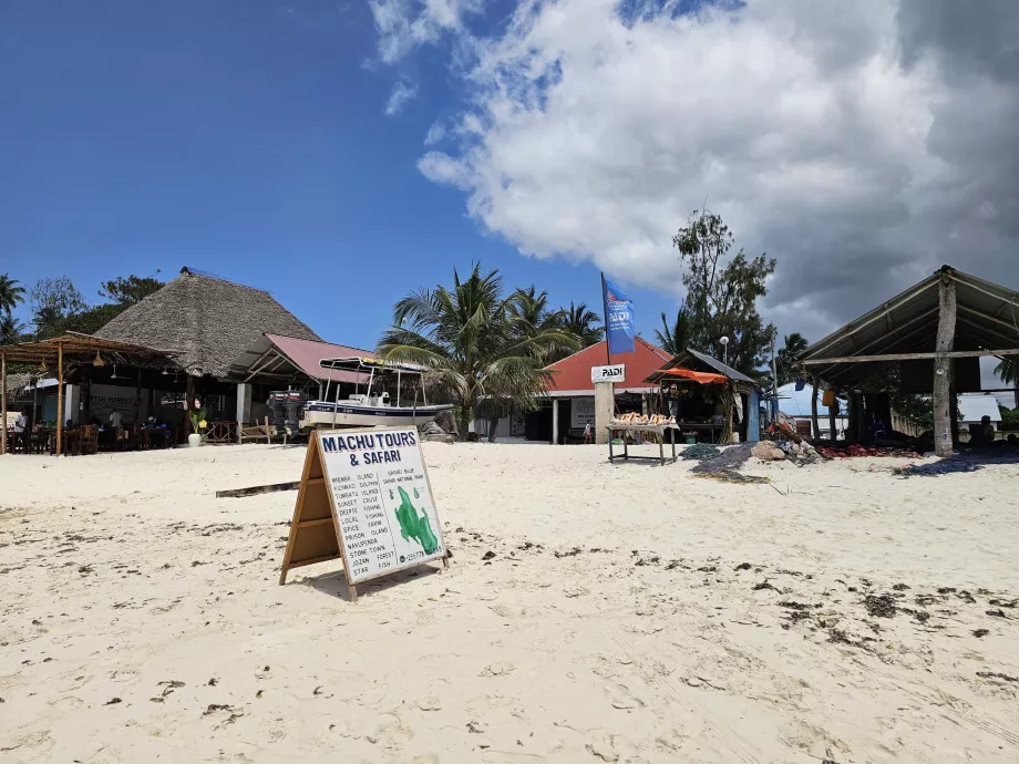 Nungwi, geziler şunları sunar