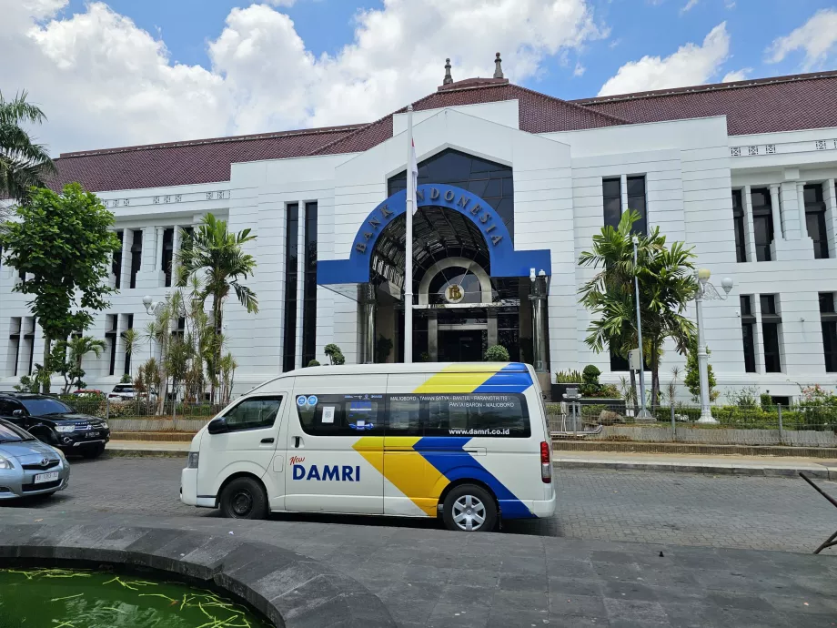 Bank Indonesia önündeki DAMRI otobüs durağı