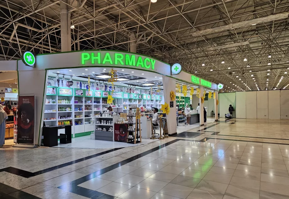 Transit alanında bulunan eczane