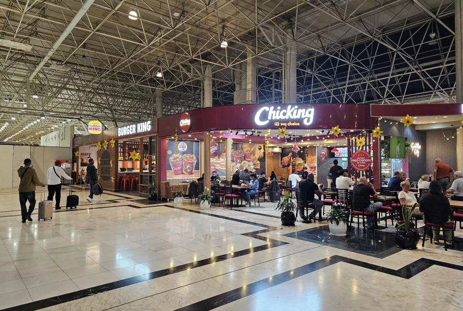 Transit alanında bulunan fast-food restoranları