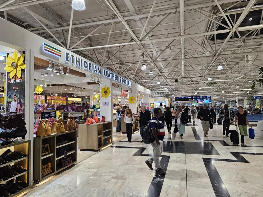 Transit alanındaki mağazalar