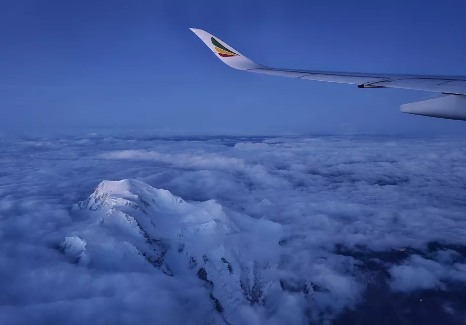 Ethiopian Airlines'a ait Airbus A350, Cenevre Havalimanı'na iniş yapıyor