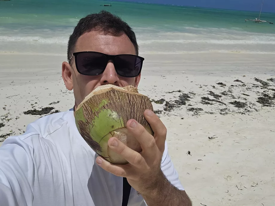 Paje'de sahilde hindistan cevizi içiyorum