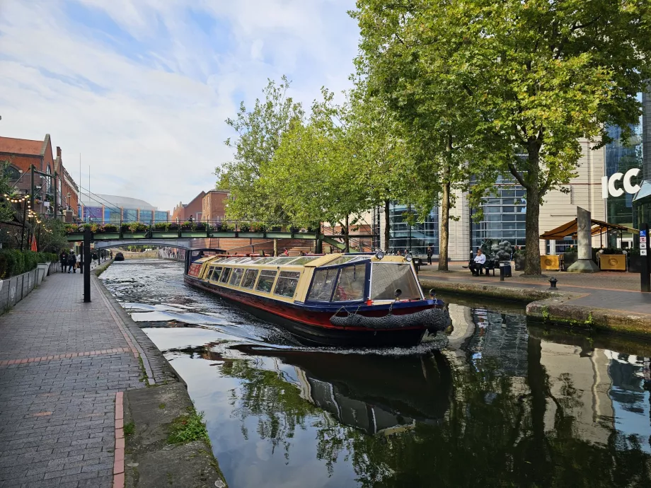 Birmingham kanallarında dar tekne
